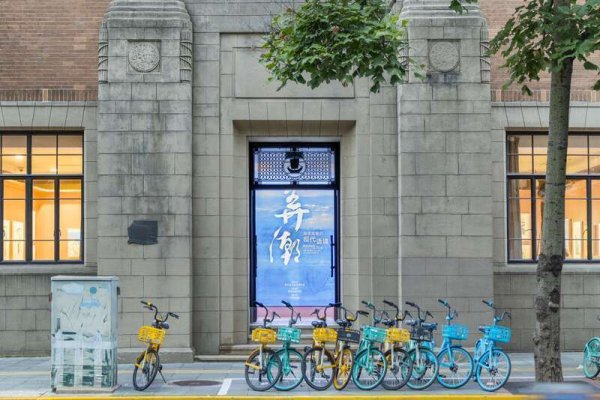 老虎配资 在酒店套房看画展、在著名商圈读“张爱玲”，海派文化如何“弄潮”